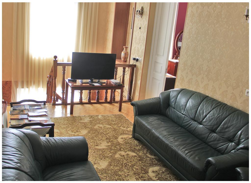 Tinikos Guest House Telavi Exterior photo