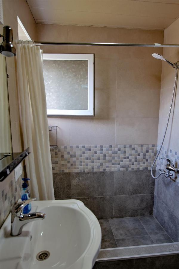 Tinikos Guest House Telavi Exterior photo